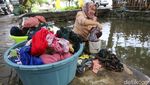 Warga Rawa Burung Tangerang Manfaatkan Aliran Sungai untuk Mencuci