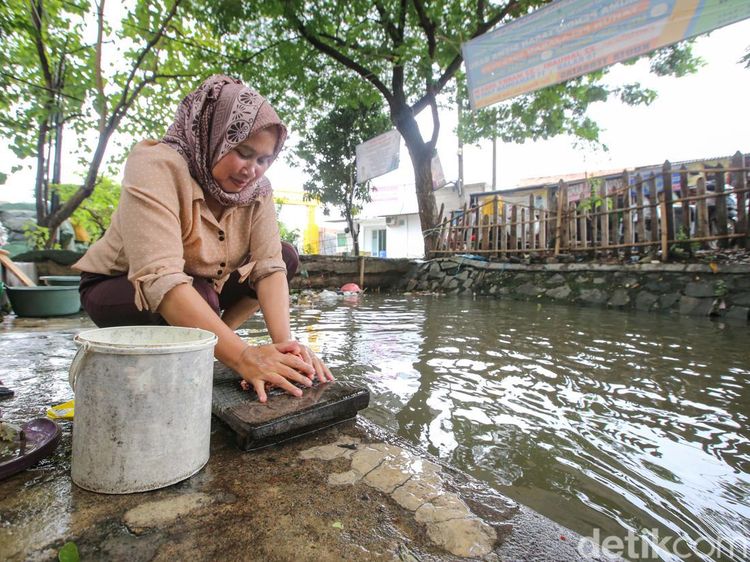 Warga Rawa Burung Tangerang Manfaatkan Aliran Sungai untuk Mencuci