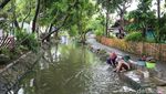 Warga Rawa Burung Tangerang Manfaatkan Aliran Sungai untuk Mencuci
