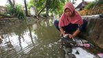 Warga Rawa Burung Tangerang Manfaatkan Aliran Sungai untuk Mencuci
