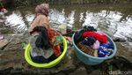 Warga Rawa Burung Tangerang Manfaatkan Aliran Sungai untuk Mencuci