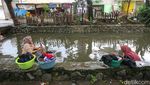 Warga Rawa Burung Tangerang Manfaatkan Aliran Sungai untuk Mencuci