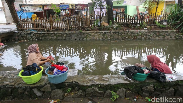 Warga Rawa Burung Tangerang Manfaatkan Aliran Sungai untuk Mencuci Warga Rawa Burung Tangerang Manfaatkan Aliran Sungai untuk Mencuci