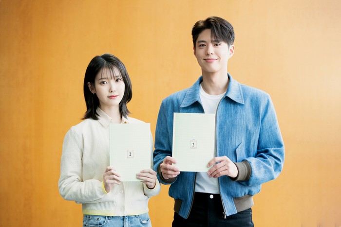When Life Gives You Tangerines IU dan Park Bo Gum pemeran When Life Gives You Tangerines.