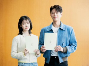 Foto Perdana IU dan Park Bo Gum Pegang Naskah Drakor Baru