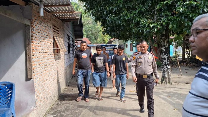2 pelaku pencurian di SD Blok Songo saat diamankan.