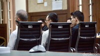 Ivo Wongkaren bersama lima terdakwa lainnya didakwa merugikan keuangan negara sebesar Rp127,1 miliar dari korupsi penyaluran fiktif distribusi bansos beras untuk KPM PKH tahun 2020-2021 di Kemensos. 