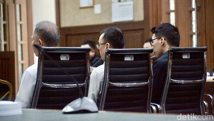 Tiga terdakwa korupsi beras bansos Kemensos jalani sidang perdana di Pengadilan Tipikor, Jakarta. Mereka adalah Ivo Wongkaren, Roni Ramdani dan Richard Cahyanto.