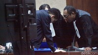 Ketiganya diduga melakukan korupsi dengan melakukan rekayasa beberapa dokumen lelang terkait penyaluran bantuan sosial beras untuk keluarga penerima manfaat (KPM) dan program keluarga harapan (PKH) Kementerian Sosial Tahun 2020. Sehingga mengakibatkan kerugian keuangan negara sekitar Rp 127, 5 miliar. 