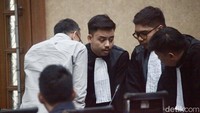 Perbuatan para terdakwa tersebut merupakan tindak pidana korupsi sebagaimana diatur dan diancam dalam Pasal 3 Jo. Pasal 18 UU Nomor 31 Tahun 1999 tentang Pemberantasan Tindak Pidana Korupsi sebagaimana telah diubah dengan UU Nomor 20 Tahun 2001 tentang Perubahan Atas UU 31 Tahun 1999 tentang Pemberantasan Tindak Pidana Korupsi Jo. Pasal 55 Ayat (1) ke-1 KUHP. 