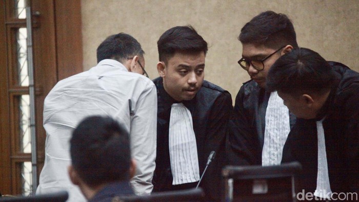 Tiga terdakwa korupsi beras bansos Kemensos jalani sidang perdana di Pengadilan Tipikor, Jakarta. Mereka adalah Ivo Wongkaren, Roni Ramdani dan Richard Cahyanto.