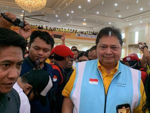 Kelakar Airlangga soal Gerakan Salam 4 Jari: Golkar Paling Suka