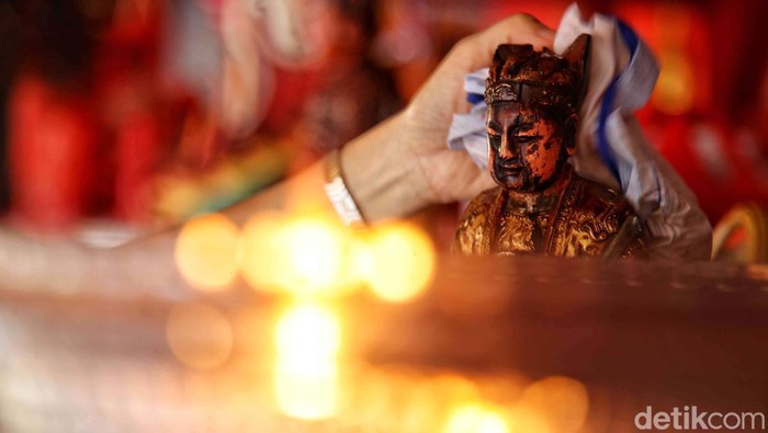 Aksi Cuci Patung Sambut Imlek di Kelenteng Da Bo Gong Ancol Kelenteng Da Bo Gong Ancol, Jakarta Utara, bersiap menyambut Imlek 2024. Para jemaat melakukan aksi bersih-bersih kelenteng dan patung.