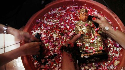 Aksi Cuci Patung Sambut Imlek di Kelenteng Da Bo Gong Ancol
