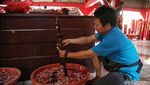 Aksi Cuci Patung Sambut Imlek di Kelenteng Da Bo Gong Ancol