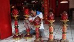 Aksi Cuci Patung Sambut Imlek di Kelenteng Da Bo Gong Ancol