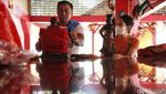 Aksi Cuci Patung Sambut Imlek di Kelenteng Da Bo Gong Ancol