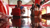 Tampak patung yang telah dicuci dikeringkan untuk selanjutnya diletakan kembali di tempatnya.  