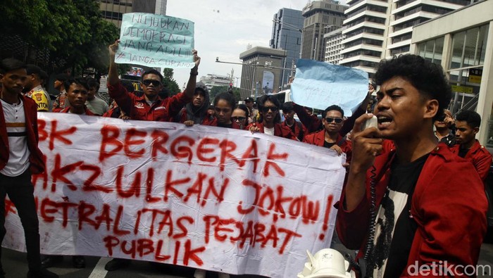 Sejumlah mahasiswa berdemo di gedung Bawaslu, Jakarta. Mereka mengecam sikap Presiden Joko Widodo (Jokowi) yang dianggap tidak netral dalam kontestasi Pemilu 2024.