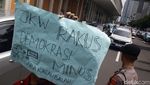Aksi Mahasiswa di Bawaslu Terkait Sikap Presiden Jokowi