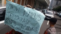 Aksi sempat menutup jalan.  