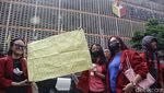 Aksi Mahasiswa di Bawaslu Terkait Sikap Presiden Jokowi