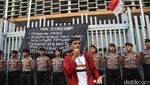 Aksi Mahasiswa di Bawaslu Terkait Sikap Presiden Jokowi