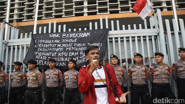 Aksi Mahasiswa di Bawaslu RI Terkait Sikap Presiden Jokowi Sejumlah mahasiswa berdemo di gedung Bawaslu, Jakarta. Mereka mengecam sikap Presiden Joko Widodo (Jokowi) yang dianggap tidak netral dalam kontestasi Pemilu 2024.