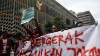 Sejumlah mahasiswa dari Universitas Bung Karno (UBK) melakukan aksi unjuk rasa di depan gedung Bawaslu RI, Jl MH Thamrin, Jakarta Pusat, Rabu (31/1/2024).