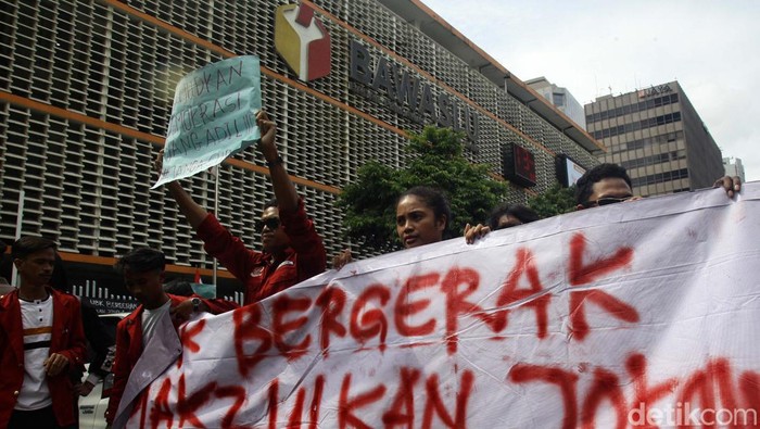 Sejumlah mahasiswa berdemo di gedung Bawaslu, Jakarta. Mereka mengecam sikap Presiden Joko Widodo (Jokowi) yang dianggap tidak netral dalam kontestasi Pemilu 2024.