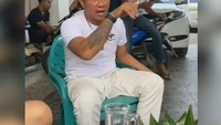 Duduk bersantai bersama teman-teman, Andika disuguhkan nasi tumpeng dan gorengan tahu yang ukurannya jumbo. Foto: Instagram Andikan Mahesa