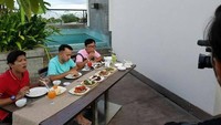 Terakhir ada momen kulinernya bersama teman artis. Pada foto ini terlihat ada Ruben Onsu yang ikut makan bersama dengan Andika Kangen Band. Foto: Instagram Andikan Mahesa