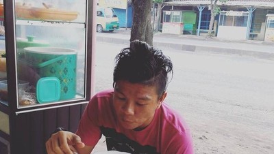 Ini Momen Andika Kangen Band Lahap Lontong Sayur hingga Bakso Gerobakan