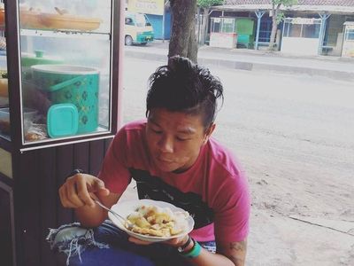Ini Momen Andika Kangen Band Lahap Lontong Sayur hingga Bakso Gerobakan