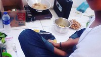 Kesederhanaannya juga terlihat di momen ini. Andika memperlihatkan dirinya saat belajar memasak di rumahnya. Foto: Instagram Andikan Mahesa