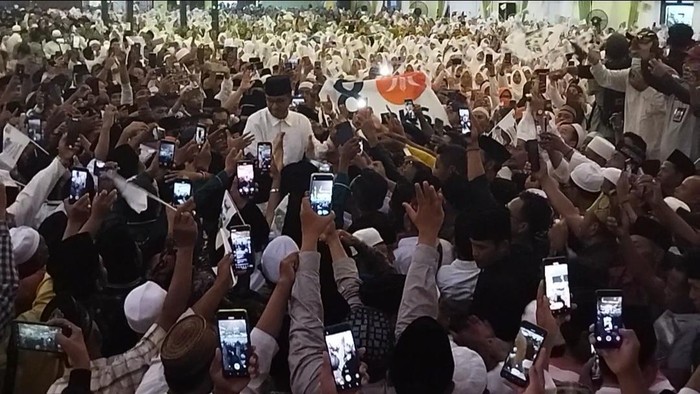 Pasangan capres-cawapres nomor urut 1 Anies Baswedan-Muhaimin Iskandar atau Cak Imin menggelar kampanye terbuka di Grha Adi Poday, Sumenep, Jawa Timur,  Rabu (31/1/2024). Kampanye terbuka ini dihadiri massa pendukung.