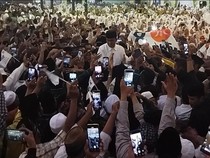 Kampanye Bareng Cak Imin di Sumenep, Anies Digendong Massa Pendukung