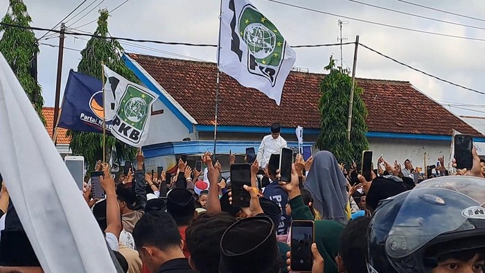 Pasangan nomor urut 1 Anies Baswedan dan Muhaimin Iskandar atau Cak Imin kampanye terbuka di Desa Palengaan, Pamekasan, Jawa Timur, Rabu (31/1/2024). Anies menyapa pendukung dari sunroof mobilnya saat menuju lokasi.