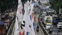 Bendera yang dipasang berderet itu berasal dari sejumlah partai politik.  