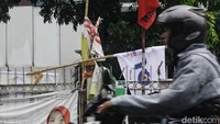 Sebagian tiang bendara ambruk karena ikatannya lepas.  