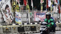 Tak sedikit APK yang berada di median jalan tersebut lusuh, kotor, dan robek lantaran faktor cuaca dan sudah lama terpasang.   