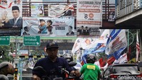 Tidak hanya median jalan, alat peraga kampanye juga menghiasi jembatan penyeberangan orang.  