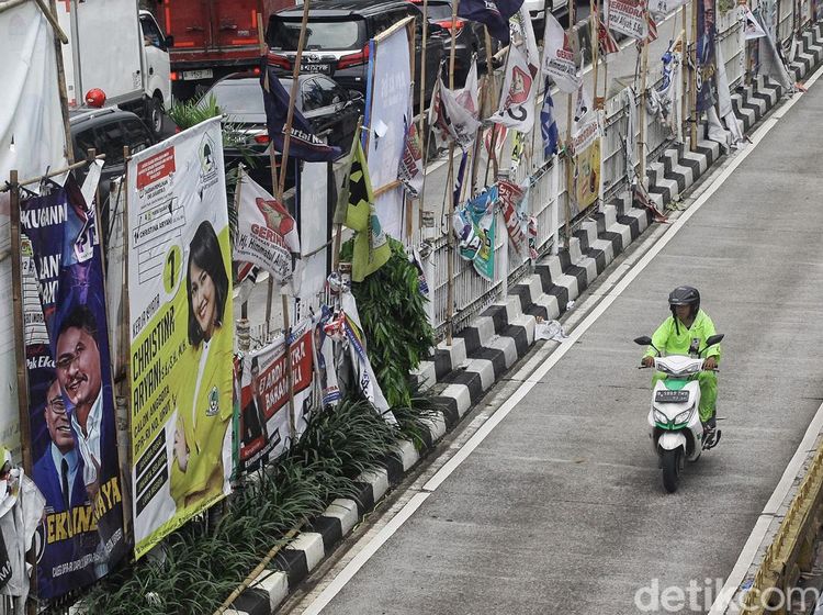 Potret APK Lusuh dan Kotor Hiasi Median Jalan