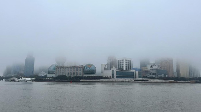 Buildings in Lujiazui financial district are seen shrouded in fog amid an orange alert for heavy fog in Shanghai, China January 31, 2024. REUTERS/Xihao Jiang     TPX IMAGES OF THE DAY
