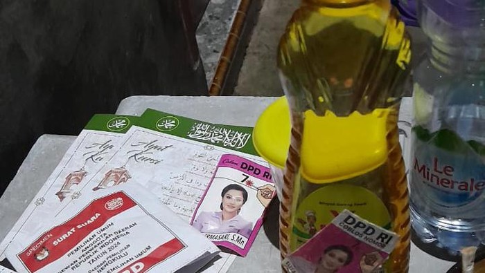 Barang bukti minyak goreng yang dibagikan calon anggota DPD RI di Bengkulu.