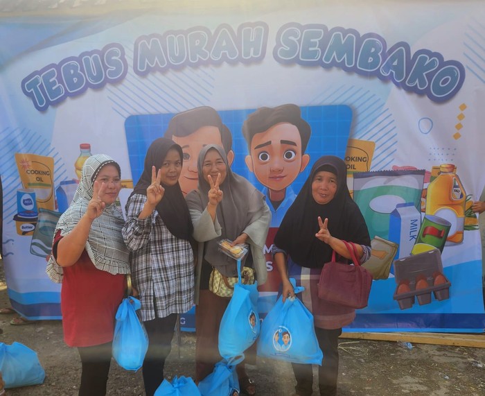 Barisan Relawan For Gibran (Barisan RFG) menggelar kampanye kerakyatan dengan kegiatan tebus murah 2 ribu paket sembako dan makan siang gratis di Kabupaten Ogan Komering Ulu (OKU), Sumatera Selatan (Sumsel).