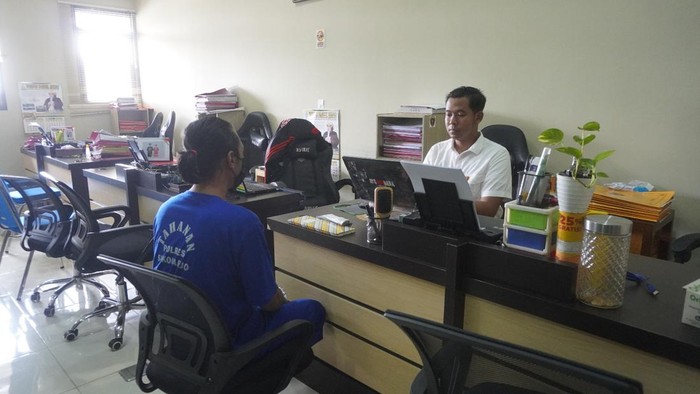 Begal berinisial AHW (33) warga Solo, saat diperiksa di Polres Sukoharjo. Foto diunggah Rabu (31/1/2024).