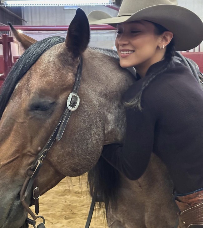 Supermodel Bella Hadid menjadi juara kedelapan dalam kompetisi berkuda National Horse Cutting Association di Texas baru-baru ini. Foto: Dok. Instagram/@bellahadid