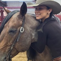 Supermodel Bella Hadid menjadi juara kedelapan dalam kompetisi berkuda National Horse Cutting Association di Texas baru-baru ini. Foto: Dok. Instagram/@bellahadid