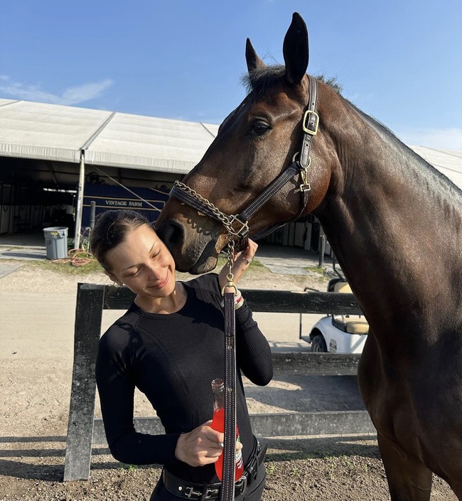 Adik dari Gigi Hadid itu begitu bangga dengan pencapaiannyq dan mengunggahnya di Instagram. “Jangan pernah berhenti mencoba hal-hal baru,” begitu tulis Hadid dalam unggahan Instagram yang mendokumentasikan pengalamannya dalam kompetisi tersebut.  Foto: Dok. Instagram